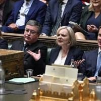 19日、英議会で質問に答えるトラス首相（右から2番目）（Jessica　Taylor/英議会提供・AP＝共同）
