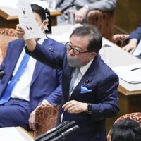 参院予算委で質問する日本維新の会の猪瀬直樹氏＝20日