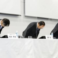 記者会見の冒頭、謝罪する三菱電機の漆間啓社長（中央）ら＝20日午後、東京都千代田区