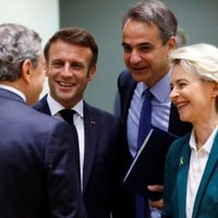 EU首脳会議に出席したフォンデアライエン欧州委員長（右）や、フランスのマクロン大統領（左から2人目）ら＝21日、ブリュッセル（ロイター＝共同）