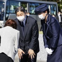 国立沖縄戦没者墓苑を訪れ、遺族に声をかけられる天皇、皇后両陛下＝22日午後、沖縄県糸満市の平和祈念公園