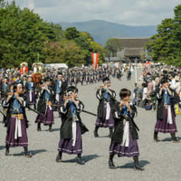 京都御苑を出発する「時代祭」の行列＝22日午後、京都市