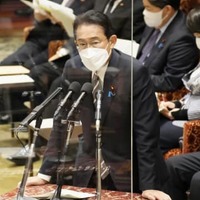 衆院予算委で答弁する岸田首相＝24日午前