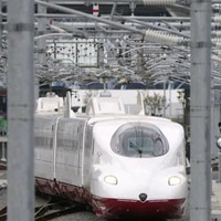 JR長崎駅（奥）を出発する西九州新幹線＝9月、長崎市