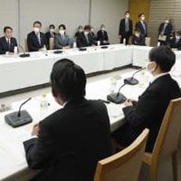 首相官邸で開かれた「国と地方の協議の場」の会合＝25日午後