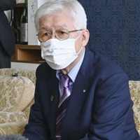 2度目の不信任決議を受け、取材に応じる舟橋村の古越邦男村長＝26日午前、富山県舟橋村