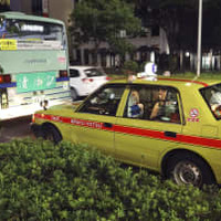 路線バスとタクシーの衝突事故があった現場＝26日午後7時14分、仙台市