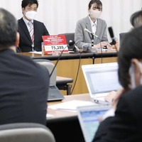 記者会見する宗教2世の小川さゆりさん（奥右）ら＝27日午後、厚労省