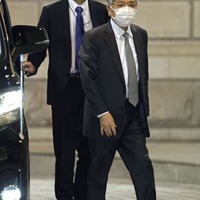 金融政策決定会合に出席するため日銀本店に入る黒田総裁（右）＝28日午前