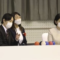 第22回全国障害者スポーツ大会でボッチャの試合を観戦される秋篠宮ご夫妻＝29日午後、栃木県那須塩原市（代表撮影）