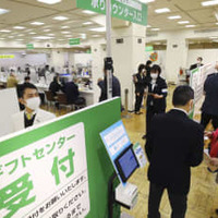 お歳暮の受け付けが始まった三越日本橋本店の売り場＝2日午前、東京都中央区