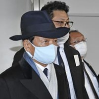 韓国への搭乗便に向かう自民党の麻生副総裁＝2日午後、成田空港