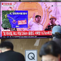 北朝鮮による弾道ミサイル発射を伝えるテレビニュース＝2日、ソウル（共同）