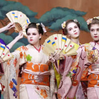 日本舞踊を披露するウクライナ避難民の学生＝3日午後、福岡市の大濠公園能楽堂