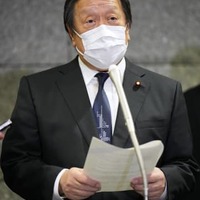 北朝鮮のミサイル発射を受け、記者団の取材に応じる浜田防衛相＝3日午後10時36分、防衛省