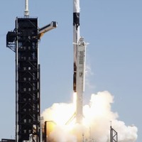 4月、民間人4人を乗せ米フロリダ州のケネディ宇宙センターを出発するファルコン9ロケット（ロイター＝共同）