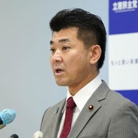 記者会見する立憲民主党の泉代表＝4日午前、国会