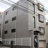 男児が転落したとみられる4階建てマンション＝5日午後、大阪府豊中市