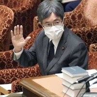 衆院政治倫理・公選法改正特別委で答弁のため挙手する寺田総務相＝8日午前