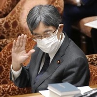 衆院政治倫理・公選法改正特別委で答弁のため挙手する寺田総務相＝8日午後