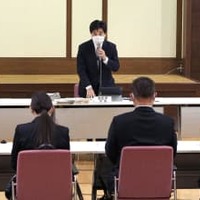 文化庁の専門家会議第2回会合で発言する合田哲雄次長（中央）＝8日午前、東京・霞が関