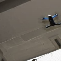 JR東海の三島車両所で行われた訓練で、構造物にひび割れがないか確認するドローン＝9日午前、静岡県三島市