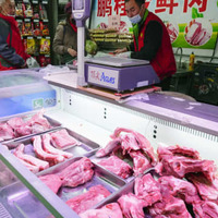 北京市内の商店の食肉売り場＝4日（共同）