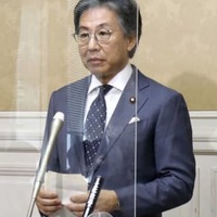 寺田総務相に関し記者団の取材に応じる立憲民主党の安住国対委員長＝9日午前、国会