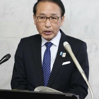 閣議後、記者団の取材に応じる葉梨法相＝11日午前、国会