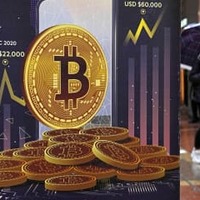 ビットコインの広告＝2月、香港（AP＝共同）
