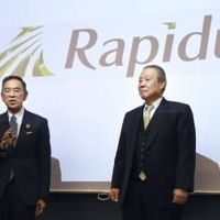 報道陣の取材に応じる「Rapidus」の小池淳義社長（左）と東哲郎会長＝11日、東京都港区