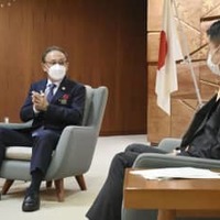広島県庁で湯崎英彦知事（右）と対談する沖縄県の玉城デニー知事＝11日午後
