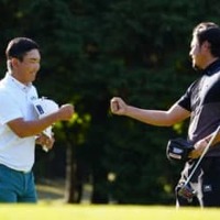 幡地隆寛（右）との飛ばし対決は河本力に軍配（撮影：上山敬太)