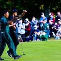 ギャラリーに応える中西直人と、盛り上げる植村啓太コーチ（撮影：上山敬太)