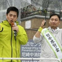 兵庫県尼崎市長選に立候補した大原隼人氏。左は応援に駆け付けた日本維新の会の吉村洋文共同代表＝13日午後