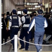 JR名古屋駅に入る愛知県警の警察官＝14日午後