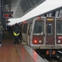 ワシントン首都圏交通局地下鉄のワシントン・ダレス国際空港駅を利用する乗客ら＝15日、米バージニア州（共同）