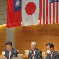 米国、台湾の議員との戦略対話に参加した超党派議員連盟「日華議員懇談会」の古屋圭司会長（中央）ら＝16日午前、国会