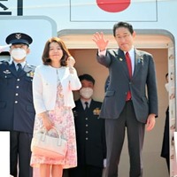 APEC首脳会議に出席するため、タイに向け出発する岸田首相と裕子夫人＝17日、インドネシア・バリ島（代表撮影・共同）