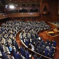 民法改正案を可決した衆院本会議＝17日午後