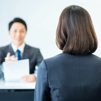 一人暮らしの母親や自身の老後を考えて、Uターンしてマンション購入を予定している49歳の会社員の方。実際にそれが資金的に可能か、いまひとつ自信が持てないのだとか……。ファイナンシャル・プランナーの深野康彦さんがアドバイスします。