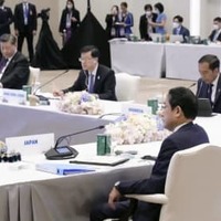 APEC首脳会議に出席した岸田首相（手前）と中国の習近平国家主席（奥左）ら＝18日、バンコク（代表撮影・共同）