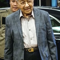 19日、マレーシア・プトラジャヤの事務所に到着したマハティール元首相（共同）