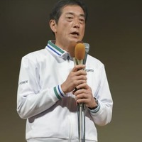愛媛県知事選で4選を確実にし、支援者らにあいさつする中村時広氏＝20日夜、松山市