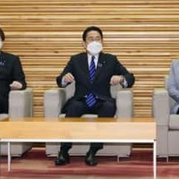 閣議に臨む（左から）林外相、岸田首相、高市経済安保相＝22日午前、首相官邸