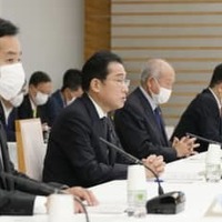 「資産所得倍増プラン」を議論する分科会の初会合であいさつする岸田首相（左から2人目）＝17日午後、首相官邸