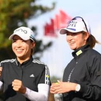 黄金世代コンビ！　初日を同組で回る渋野日向子（左）と原英莉花（撮影：佐々木啓)