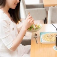 1000万円以上の貯蓄がある人は、平日ランチはどんなものを食べているのでしょうか。これまで1000万円以上貯蓄がある、一般の方々にたくさんお会いしてきた筆者ですが、みなさんの平日ランチに共通点があるのです。