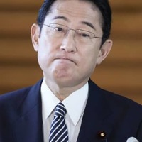 記者団の取材に応じる岸田首相＝24日午前、首相官邸