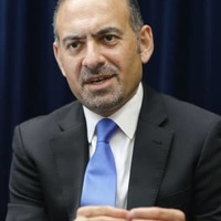 インタビューに答える米国務省のディラワー・サイエド特別代表